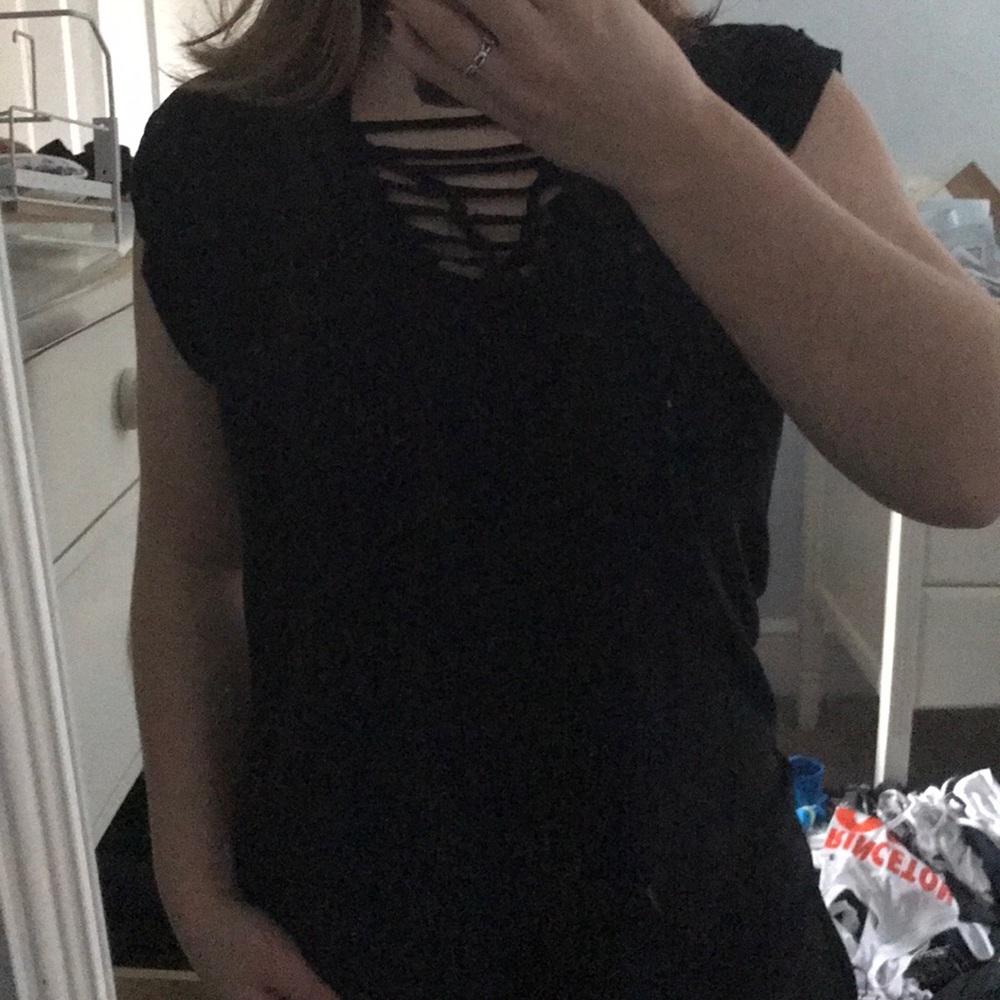Marc New York soft performance front cross top